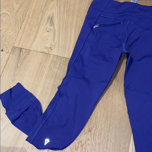 purple ivivva leggings with lots of pockets - Picture 5 of 5